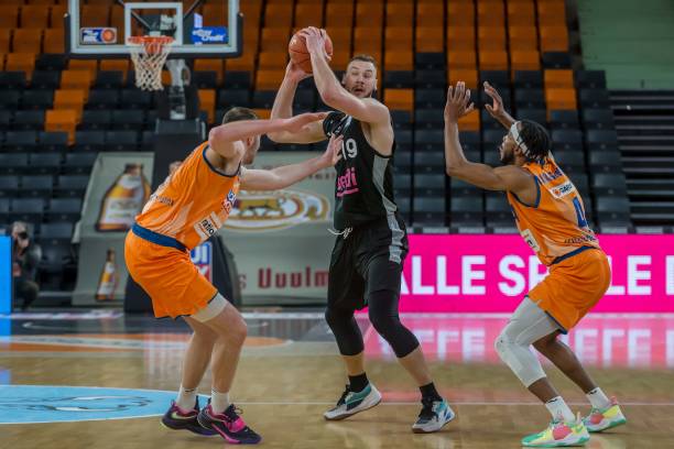 在台内球争 在台内球争